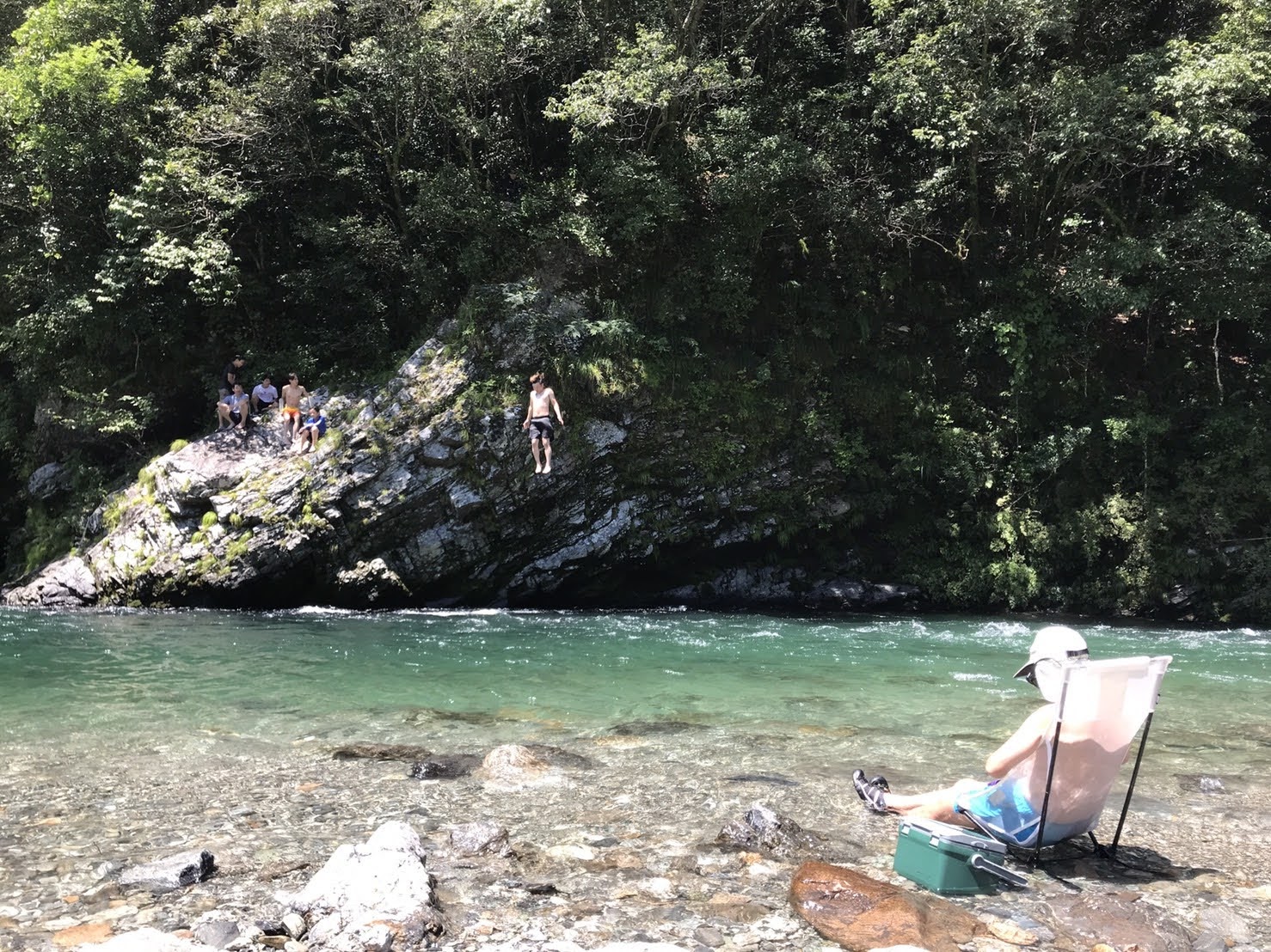 高さ10m級の飛び込み岩で度胸試し 川遊びの楽しさ詰まった上八川川 ガタリ夜話